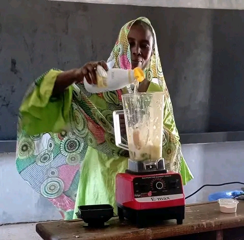 En images,la  formation sur la transformation des produits locaux  au profit des femmes réfugiées de Kalambari se poursuit. Ce lundi 23 juin 2025,les participantes sont outillées sur les techniques de la fabrication de jus naturels.  Cette formation vise 